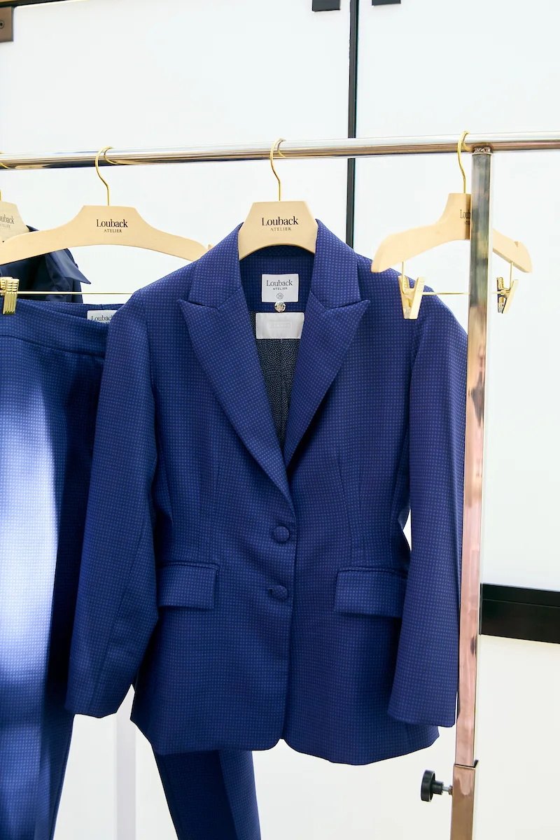 Blazer azul-marinho presente no evento Blazer azul-marinho presente no evento