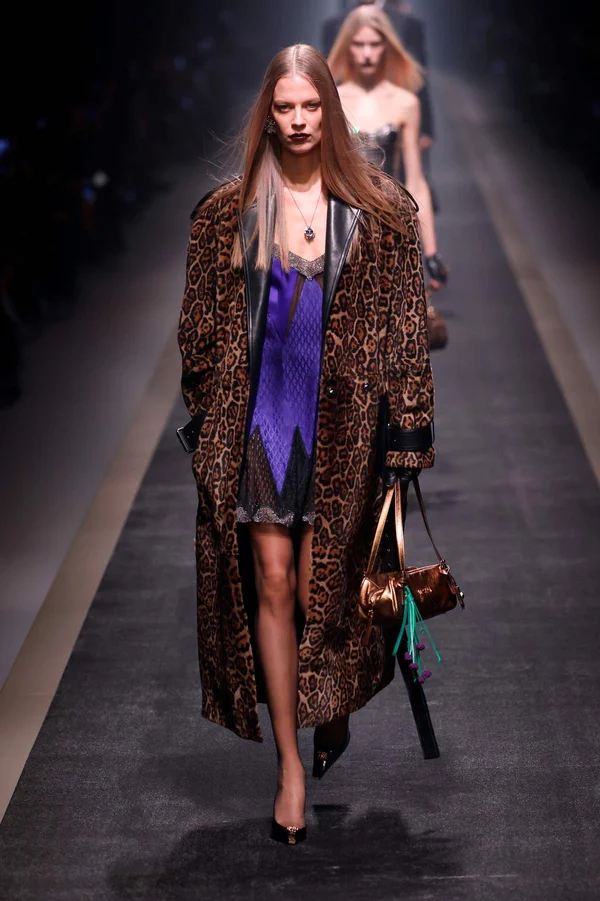 Nicole Kidman usa primeiro outfit de Pieter Mulier para a Versace - destaque galeria