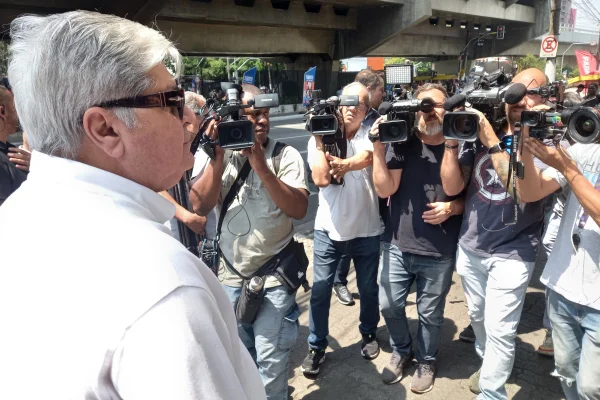 Imagem mostra homem grisalho em frente às câmeras - Metrópoles