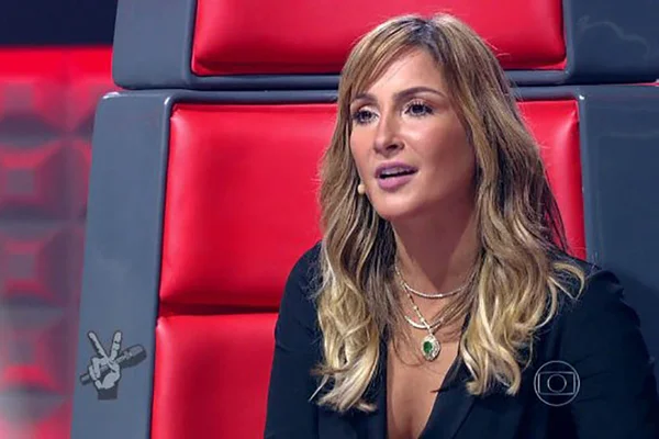 Claudia Leitte leva um toco durante o “The Voice Brasil”