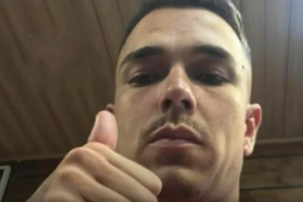 Imagem colorida de homem morto por agressores em zona de mata - Metrópoles