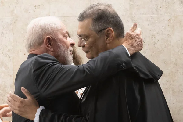 Lula na posse de Flávio Dino, abraçando o novo ministro do STF -- Metrópoles