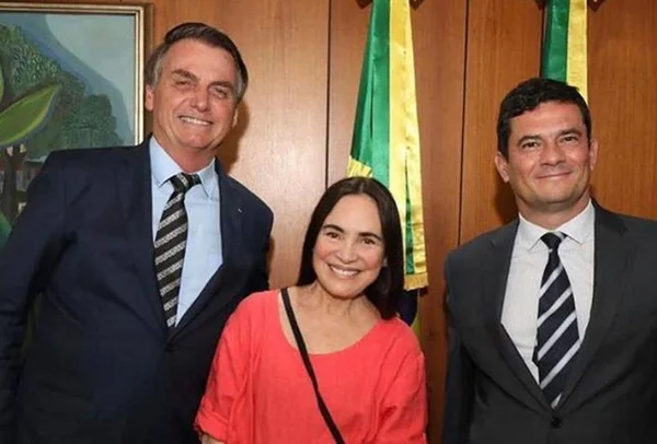 Na contramão de globais, Moro festeja “sim” e tieta Regina Duarte