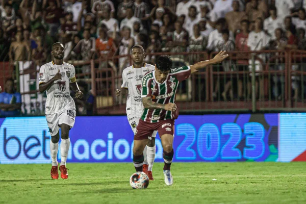 Cano bate pênalti pelo Fluminense