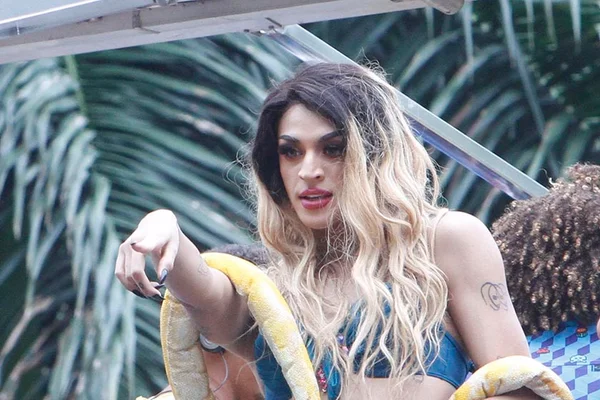 Repórter da Globo “alerta” seguidores e critica cantora Pabllo Vittar