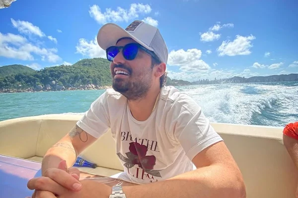 Em show, fã mostra foto de Maiara para Fernando e cantor reage. Veja