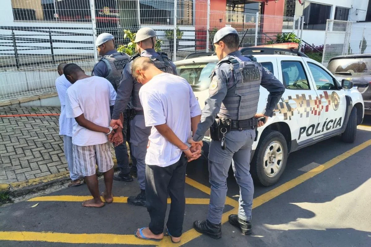 PM apreende jovens com camiseta de Lula, mas mãe diz que flagra foi forjado - imagem 3 PM apreende jovens com camiseta de Lula, mas mãe diz que flagra foi forjado - imagem 3