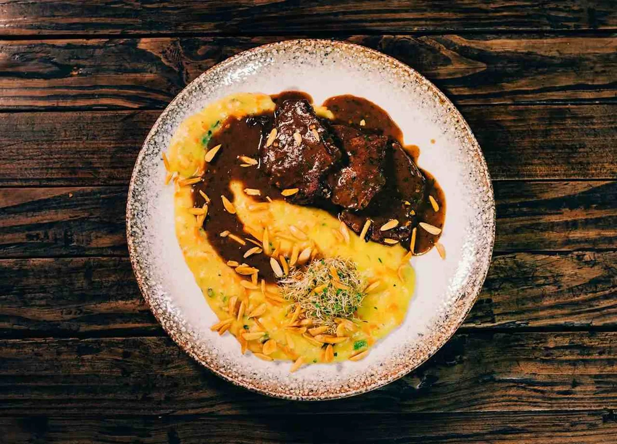 Escalope de filé com molho de limão e purê com amêndoas Escalope de filé com molho de limão e purê com amêndoas
