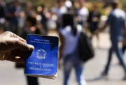 A Carteira de Trabalho garante direitos como salário mínimo e férias A Carteira de Trabalho garante direitos como salário mínimo e férias