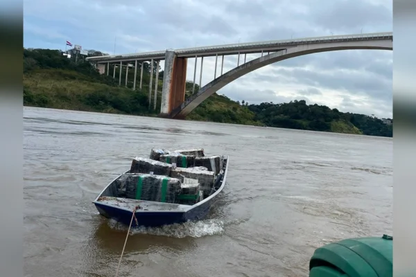 PF apreende barco com 772 kg de maconha na fronteira com o Paraguai - destaque galeria PF apreende barco com 772 kg de maconha na fronteira com o Paraguai - destaque galeria
