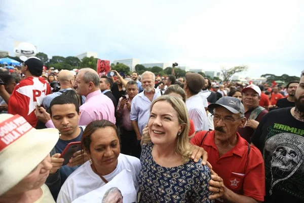 Esquerda leva tropa de choque de parlamentares à Esplanada