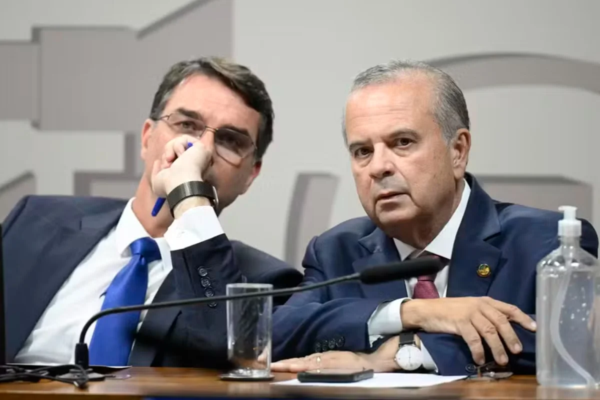 Flávio Bolsonaro e Rogério Marinho se pronunciaram sobre polêmica envolvendo Nossa Senhora Flávio Bolsonaro e Rogério Marinho se pronunciaram sobre polêmica envolvendo Nossa Senhora