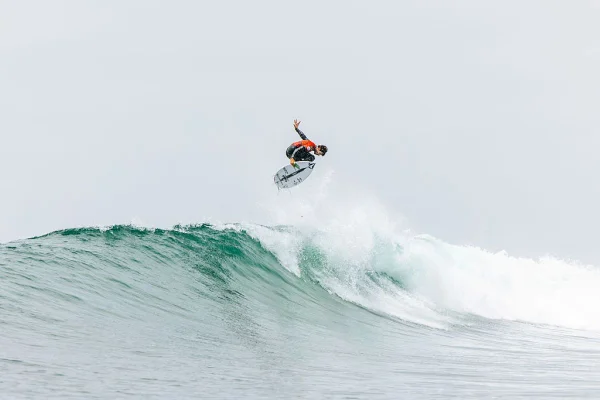 Imagem colorida de surfista praticando manobra de surfe - Metrópoles