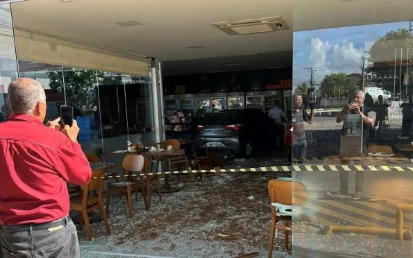 Motorista perde controle do carro e invade empório em Aracaju