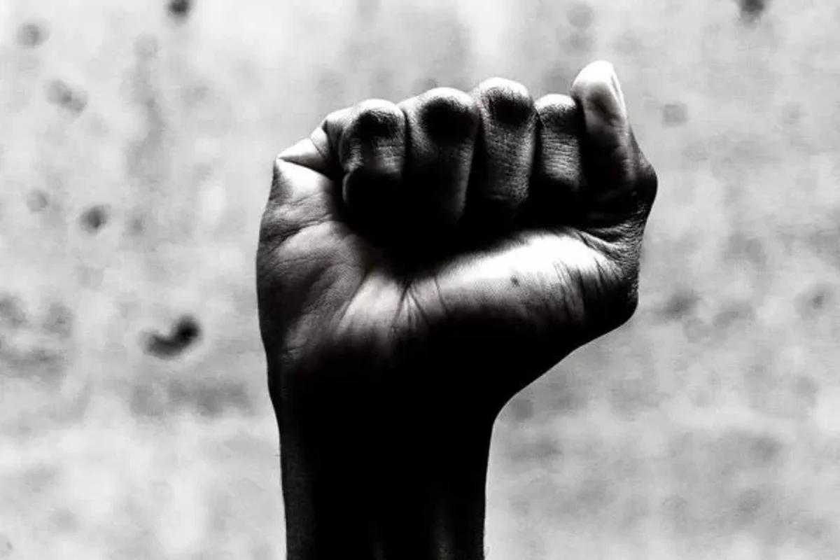 Passageira detida por injúria racial contra mulheres africanas em ônibus do DF