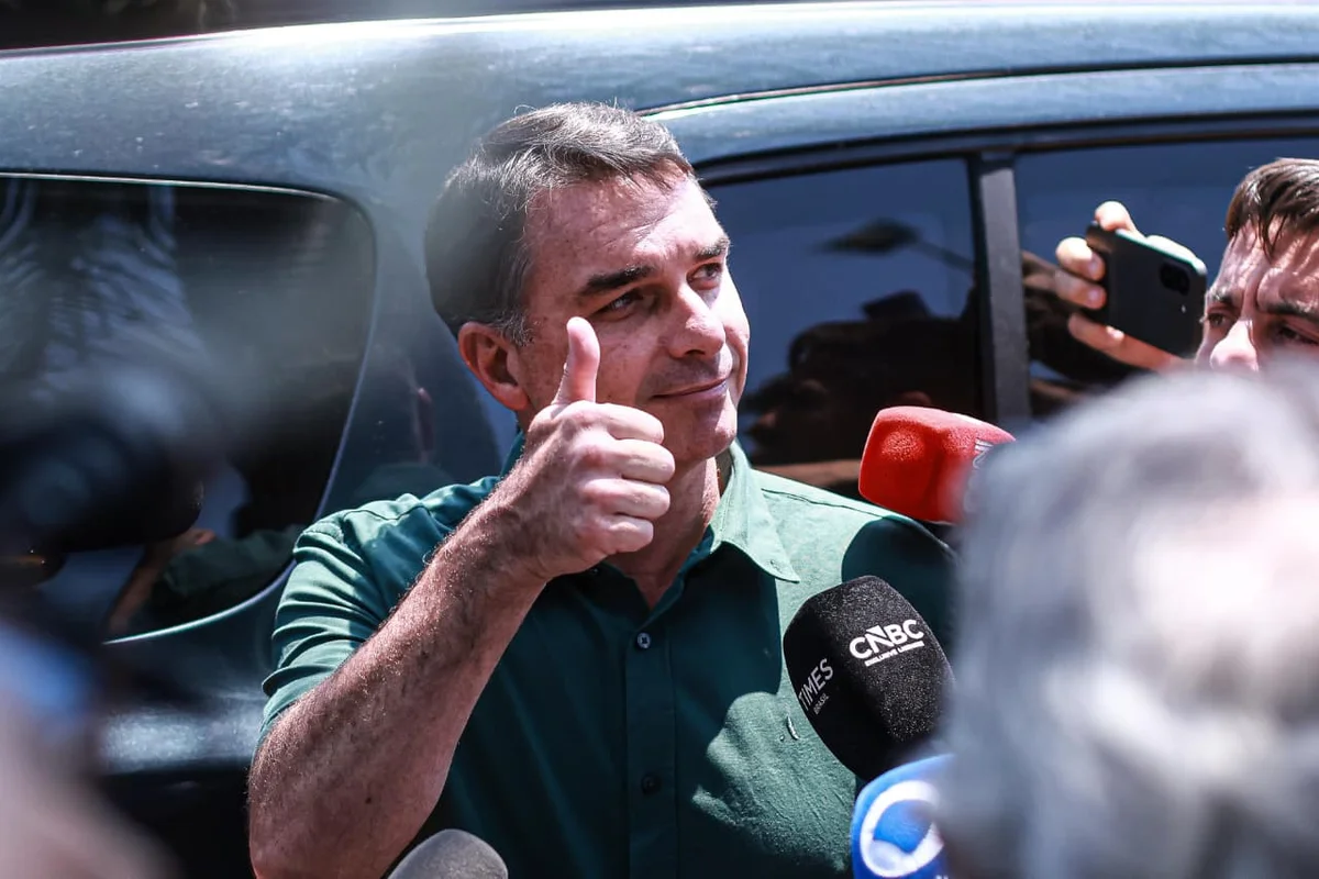 Flávio ironiza campanha de Lula: "Vão dizer que vou acabar com o Sol"