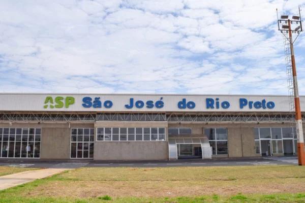 Imagem colorida de aeroporto. Metrópoles
