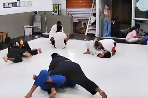 Imagem colorida de uma academia de jiu-jitsu