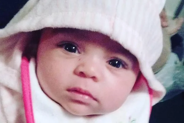 Bebê de 1 ano morre afogado após cair em banheira dentro de casa