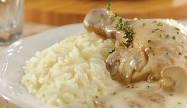 Fácil! Aprenda a fazer arroz com frango ao molho de cogumelos