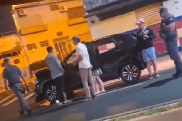 Imagem colorida do vereador ao lado da namorada e outras pessoas durante abordagem da PM - Metrópoles