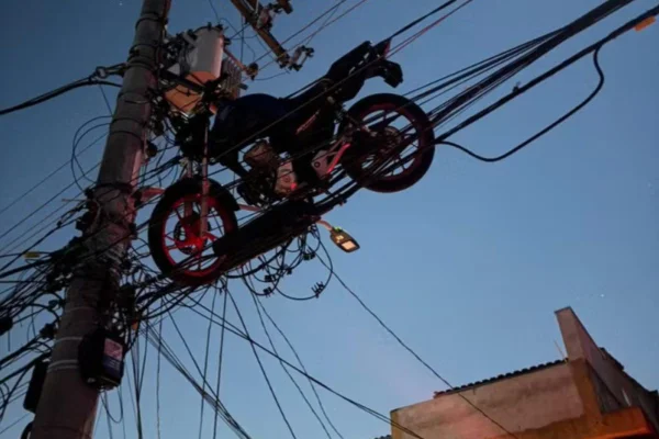 Moto fica presa em fiação após ser erguida por balão que caiu em SP