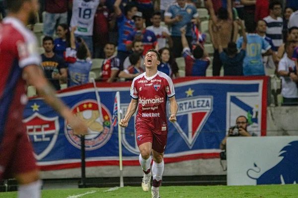 Com pênalti perdido por Sánchez, Fortaleza vence Santos em casa