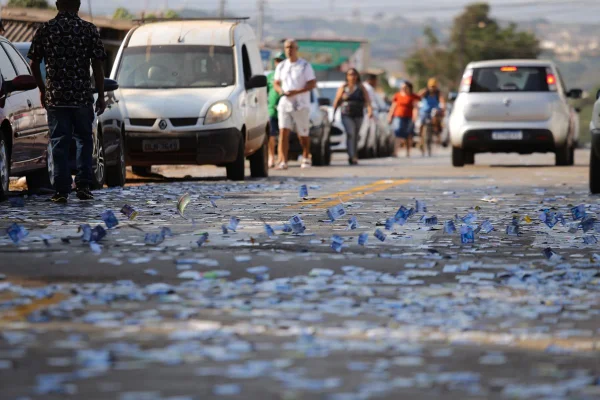 Imagem colorida de santinhos espalhados no chão durante as eleições municipais, em Águas Lindas (GO) - Metrópoles