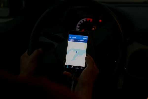 Jovens fogem de carro após perceberem motorista de app se masturbando