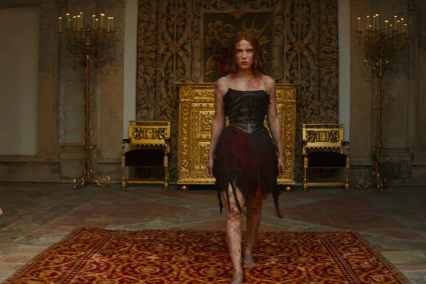Mulher, vivida por Millie Bobby Brown, com vestido destruído depois de uma guerra - Metrópoles