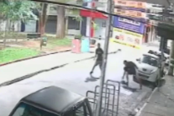 Imagem colorida mostra briga entre professor de dança e homem morto com facada no pescoço. Metrópoles