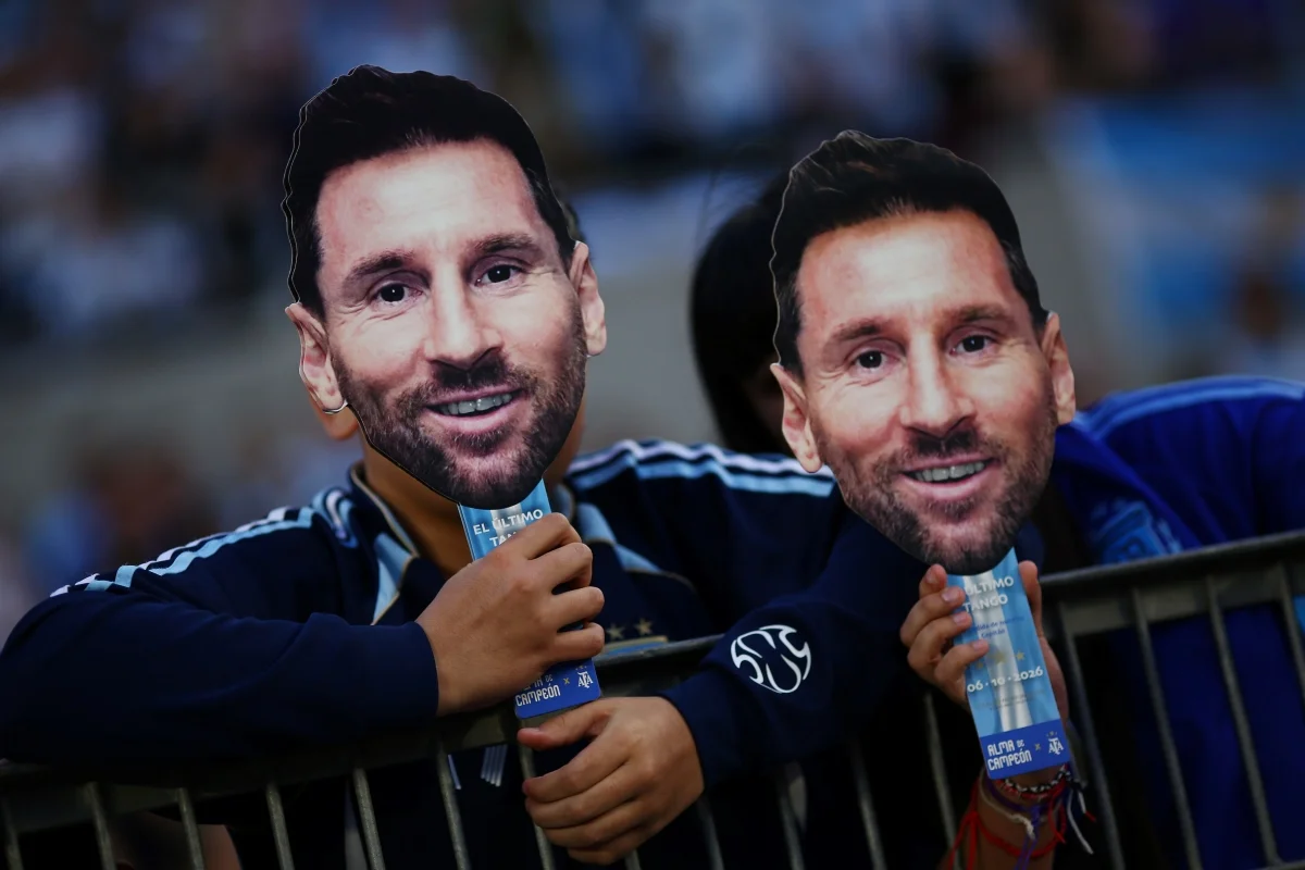Torcedores exibem máscaras em despedida de Lionel Messi Torcedores exibem máscaras em despedida de Lionel Messi