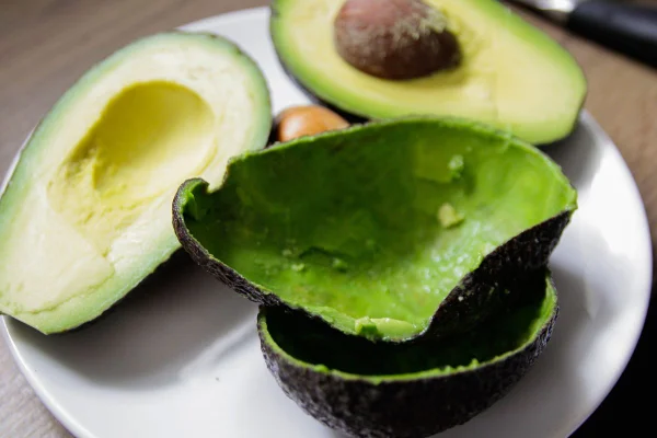Foto colorida de casca de abacate - 5 alimentos que podem fortalecer a saúde mental e o bem-estar
