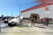 Bombeiros atendem incêndio em carro em Taguatinga Bombeiros atendem incêndio em carro em Taguatinga