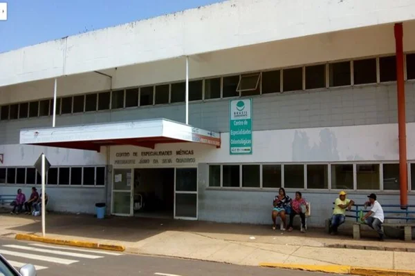 Imagem colorida, entrada do Centro de Especialidades Médicas MS - Metrópoles