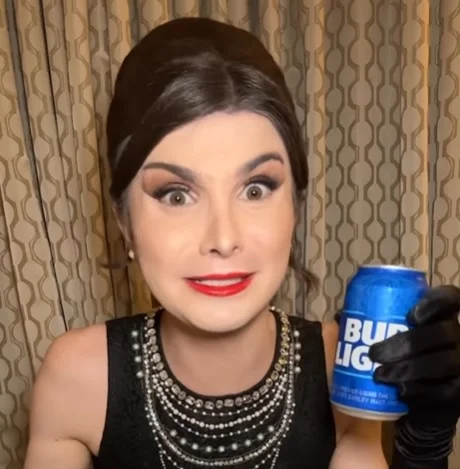Comercial de cerveja com modelo trans gera crise em grupo da Ambev