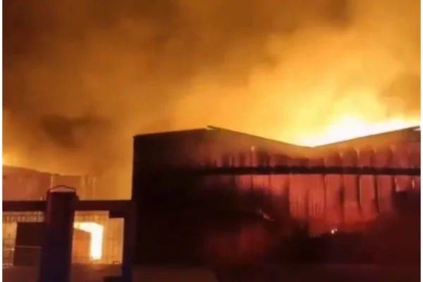 Equipes do Corpo de Bombeiros e da Equipes do Corpo de Bombeiros e da Defesa Civil seguem no combate incêndio; não há registro de vítimas - Metrópoles