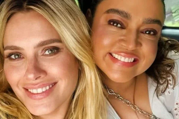 Foto colorida de Carolina Dieckmmann e Preta Gil - Metrópoles