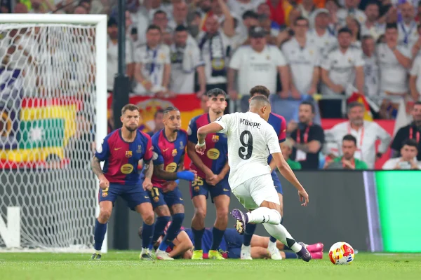 Foto colorida de Mbappé cobrando falta - Metrópoles