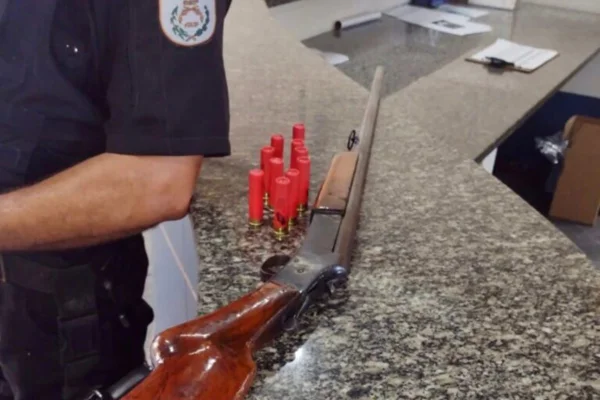 Polícia prende homem que ameaçou esposa com espingarda em SG