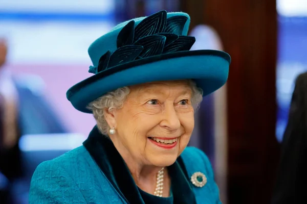 Rainha Elizabeth usa mesmo esmalte de marca popular há 30 anos