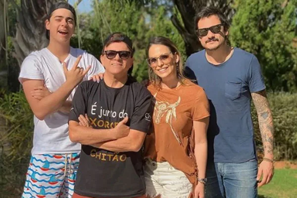 Foto colorida de Chitãozinho e os filhos - Metrópoles