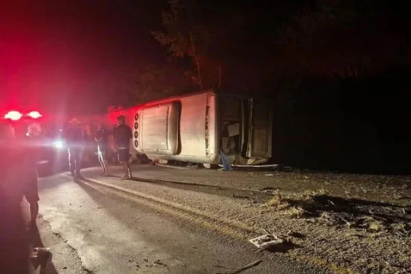Imagem colorida de acidente de ônibus