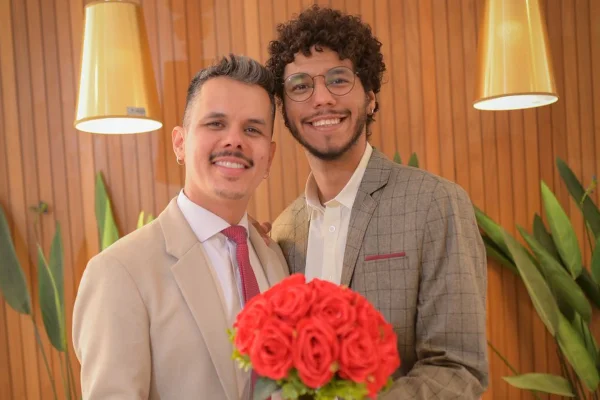 imagem colorida casamento coletivo lgbt goias