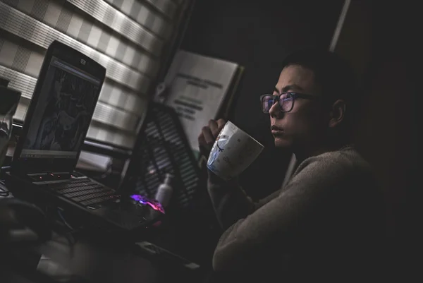 Noite sem dormir aumenta proteína que desenvolve Alzheimer