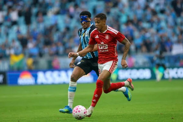 Grêmio e Internacional empatam clássico e seguem no Z4 do Brasileirão