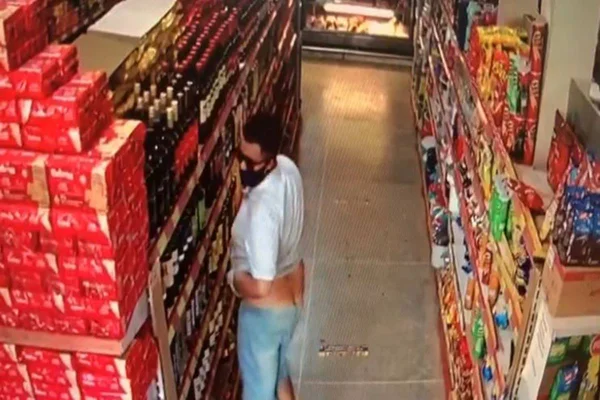 Vídeo: homem esconde garrafa de vodca na calça ao furtar supermercado