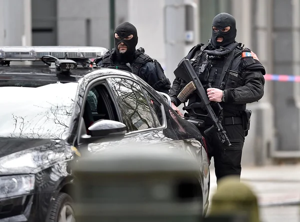 Polícia identifica suicidas e confirma vínculos com ataques de Paris