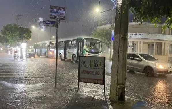 Vídeos: chuva forte arrastou veículo e alagou municípios na Bahia