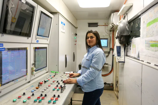 Sherry Romanholi, engenheira civil controlando um tatuzão - Metrópoles